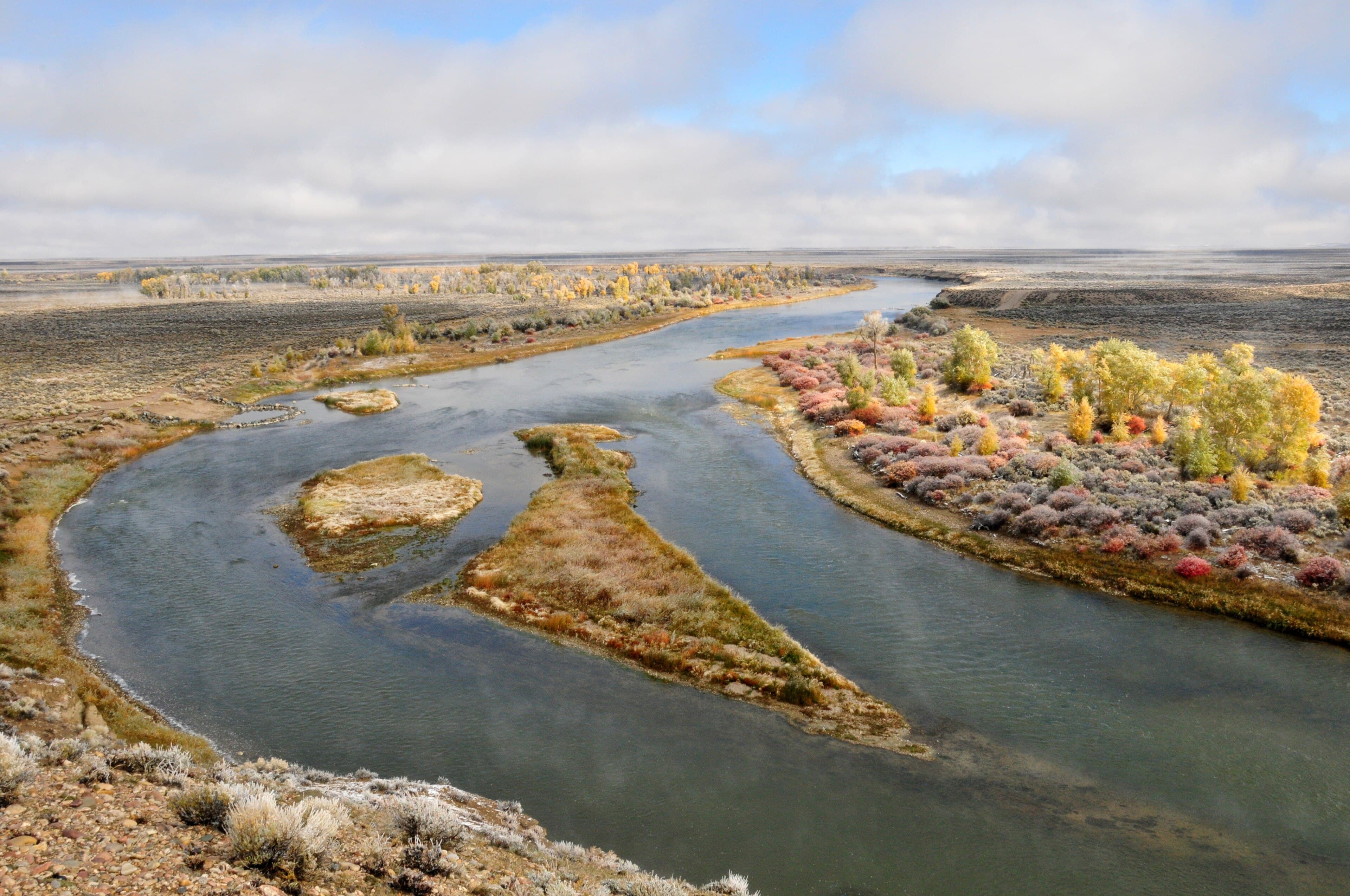 The Green River at Horseshoe Bend on Seedskadee National Wildlife Refuge, October 2013. Photo by Tom Koerner, U.S. Fish and Wildlife Service.